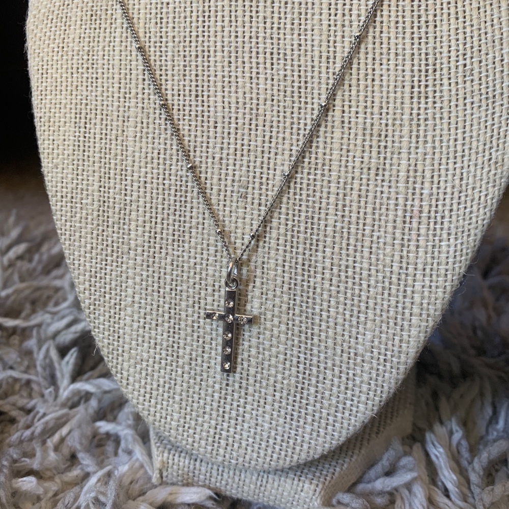 NWT ✨ DAINTY RHINESTONE CROSS NECKLACE
